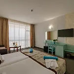 Berlin Golden & Хотел
